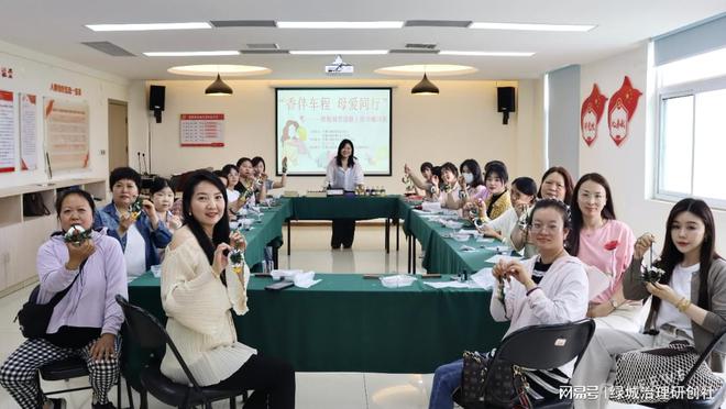 爱同行”——关爱巾帼司机母亲节暖心活动PG电子麻将胡了2试玩“香伴车程 母(图4)